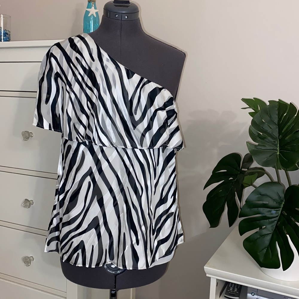 Elegant one shoulder top.